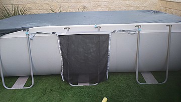 רשת אחסון ציוד לתלייה בצידי הבריכה POOLOCKS NET