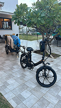 עגלה נגררת לגלשן מתחברת לאופניים